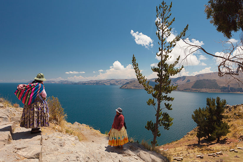 image Bolivie Lac Titicaca femmes vetements traditionnels boliviens  fo