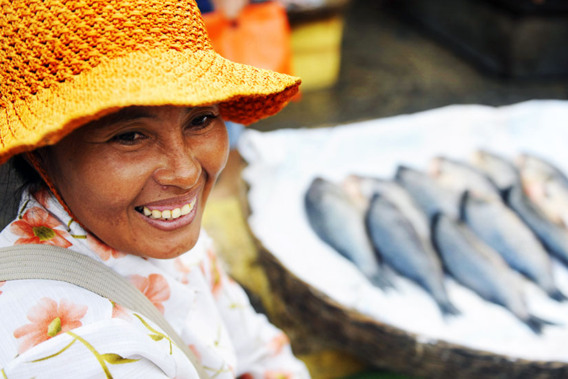 image Cambodge Femme vente poisson  fo