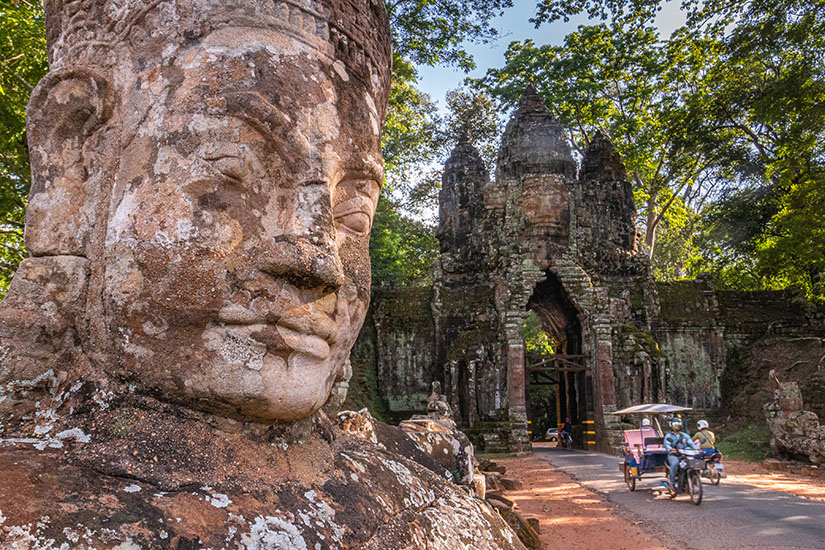image Cambodge Siem Reap Tuk tuk au temple Angkor Vat as_354961108