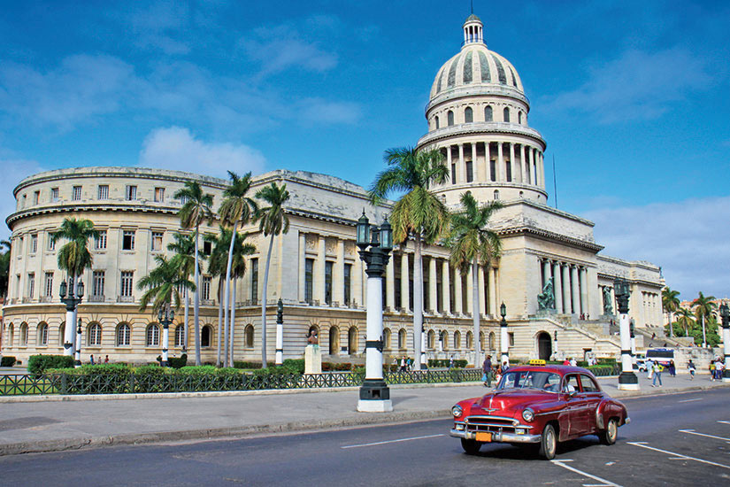 image Cuba Havane les voitures classiques devant le Capitole  fo