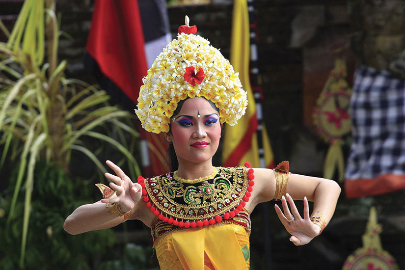 image Indonesie Bali Danseuse du barong  fo