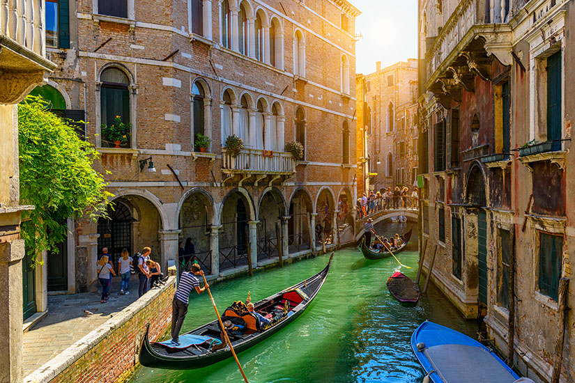 image Italie Venise canal avec gondole et pont as_328059729