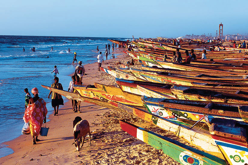 image Senegal Plage bateaux colorees