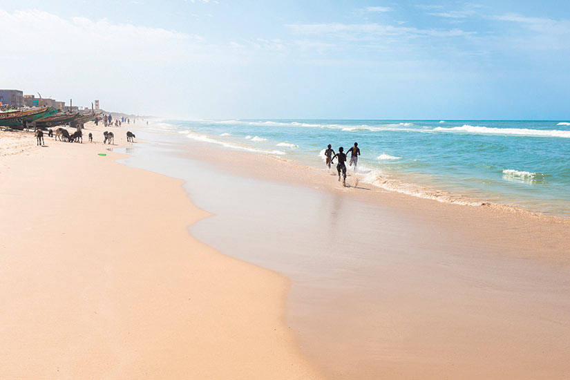 image Senegal des gens courir sour la plage  fo