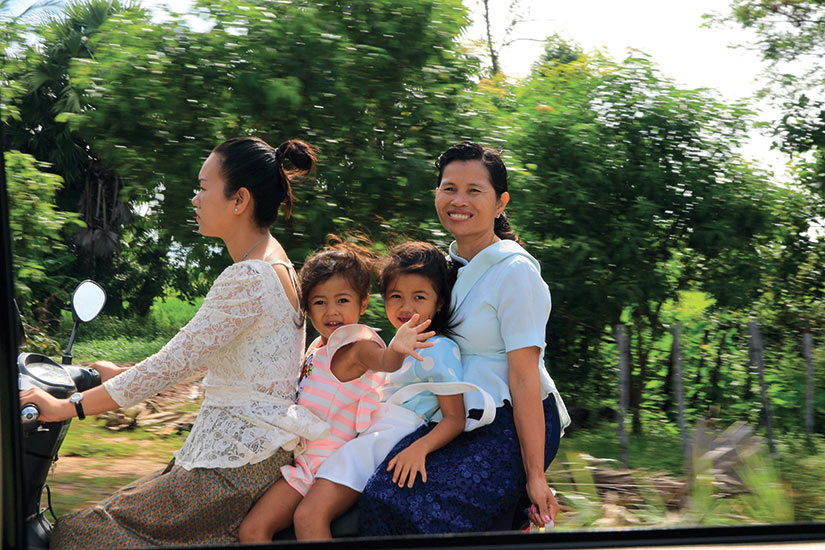 image Thailande femmes et enfants sur motorcicle