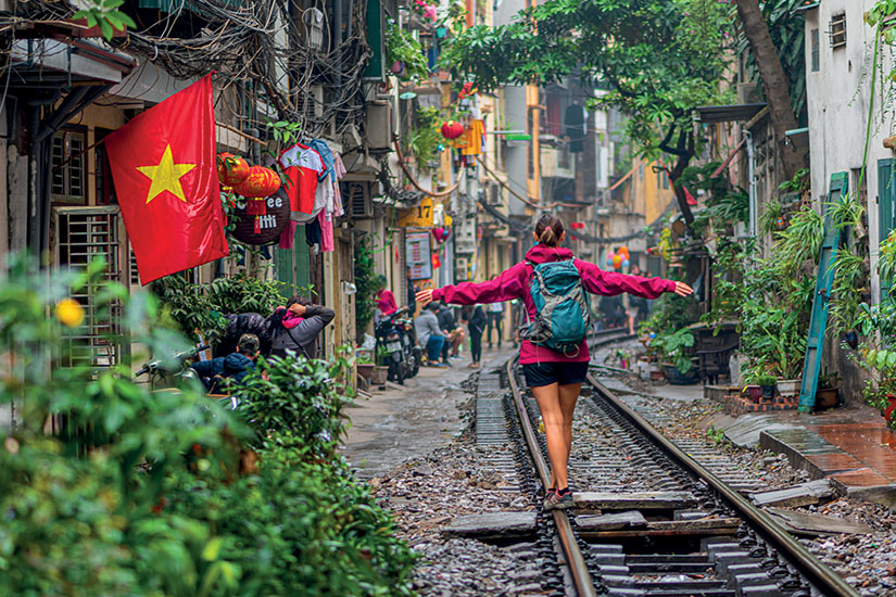 image Vietnam Hanoi femme marchant sur la voie ferree as_301850451