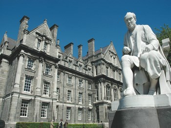 irlande dublin trinity college statue