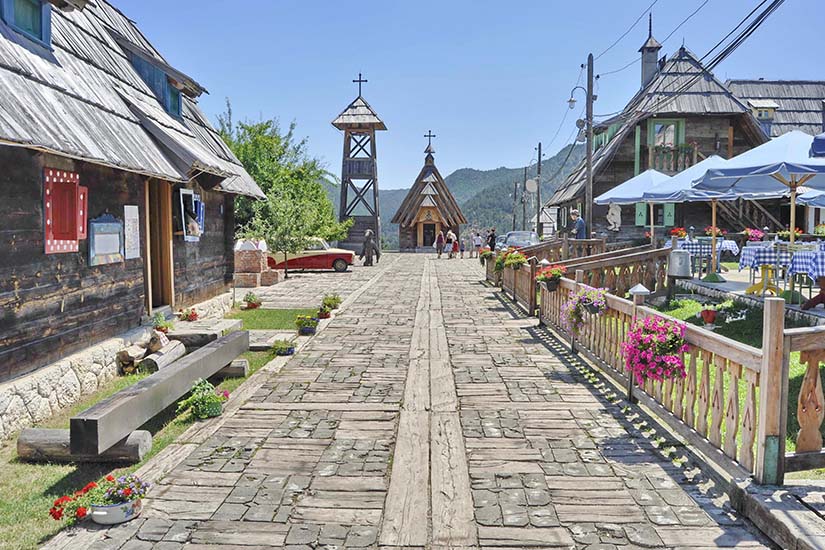 serbie kustendorf drvengrad village en bois as_175926841