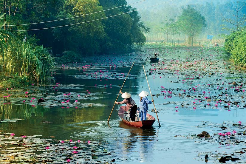 vietnam hanoi riviere yen menant a la pagode des parfums en automne as_167544624