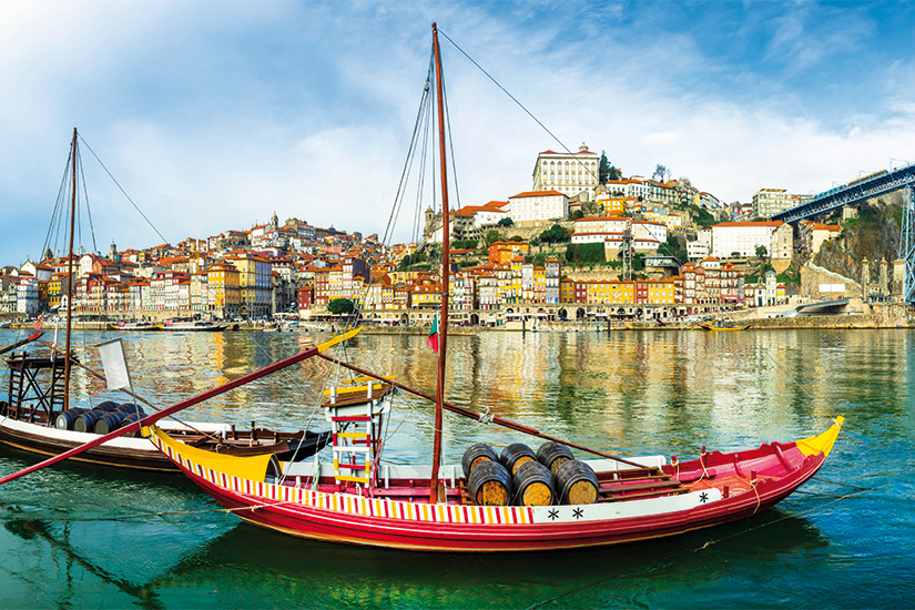 (image) image panorama de belle Porto avec bateaux traditionnels Portugal 07 as_103768402